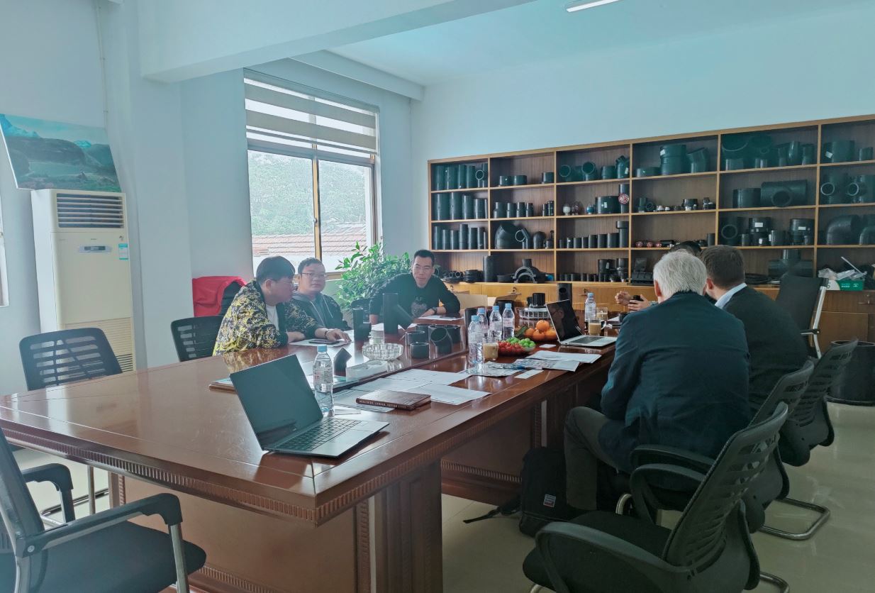 Clientes suíços visitam para discutir o desenvolvimento futuro do projeto de acessórios para sifão