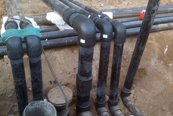 Como as técnicas de fusão afetam as propriedades à prova de vazamentos das conexões de HDPE?